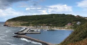 Een jachthaven in een natuurlijke baai op het Deense eiland Bornholm