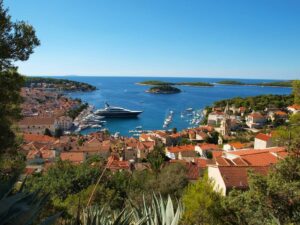 Diepblauwe zee, een fantastisch zeilklimaat en een prachtige cultuur. Zeilen in Kroatië heeft het allemaal.